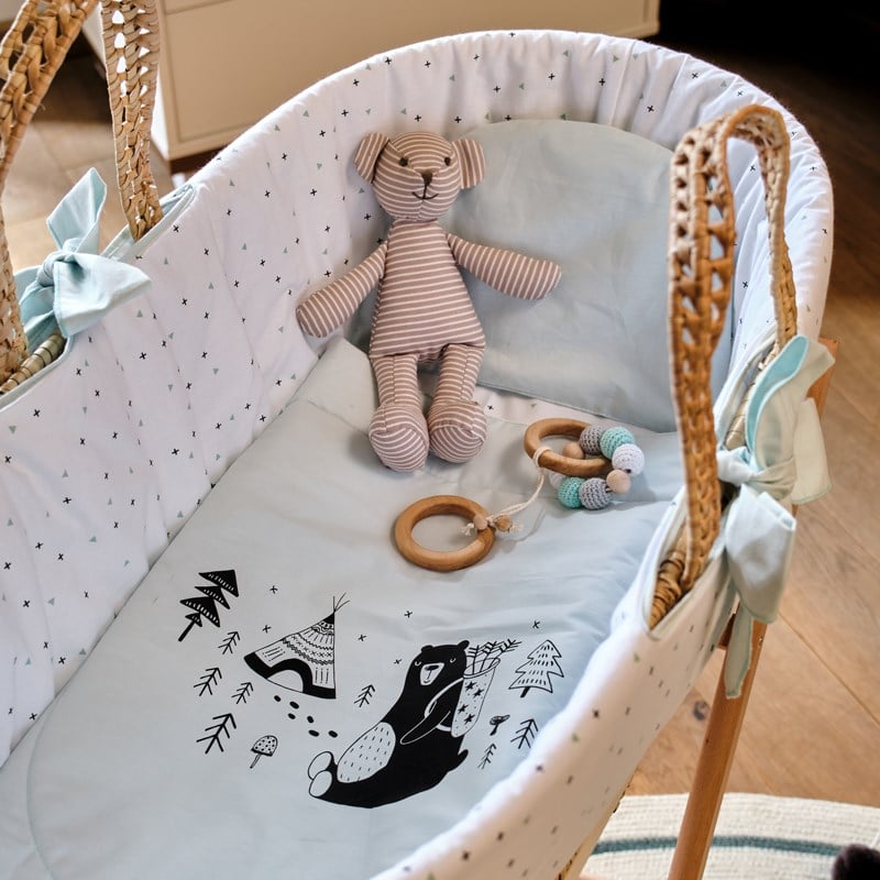 Pletena korpa - kolijevka za bebe rucno izradjena u setu sa stalkom i 100% pamucnim tekstilom